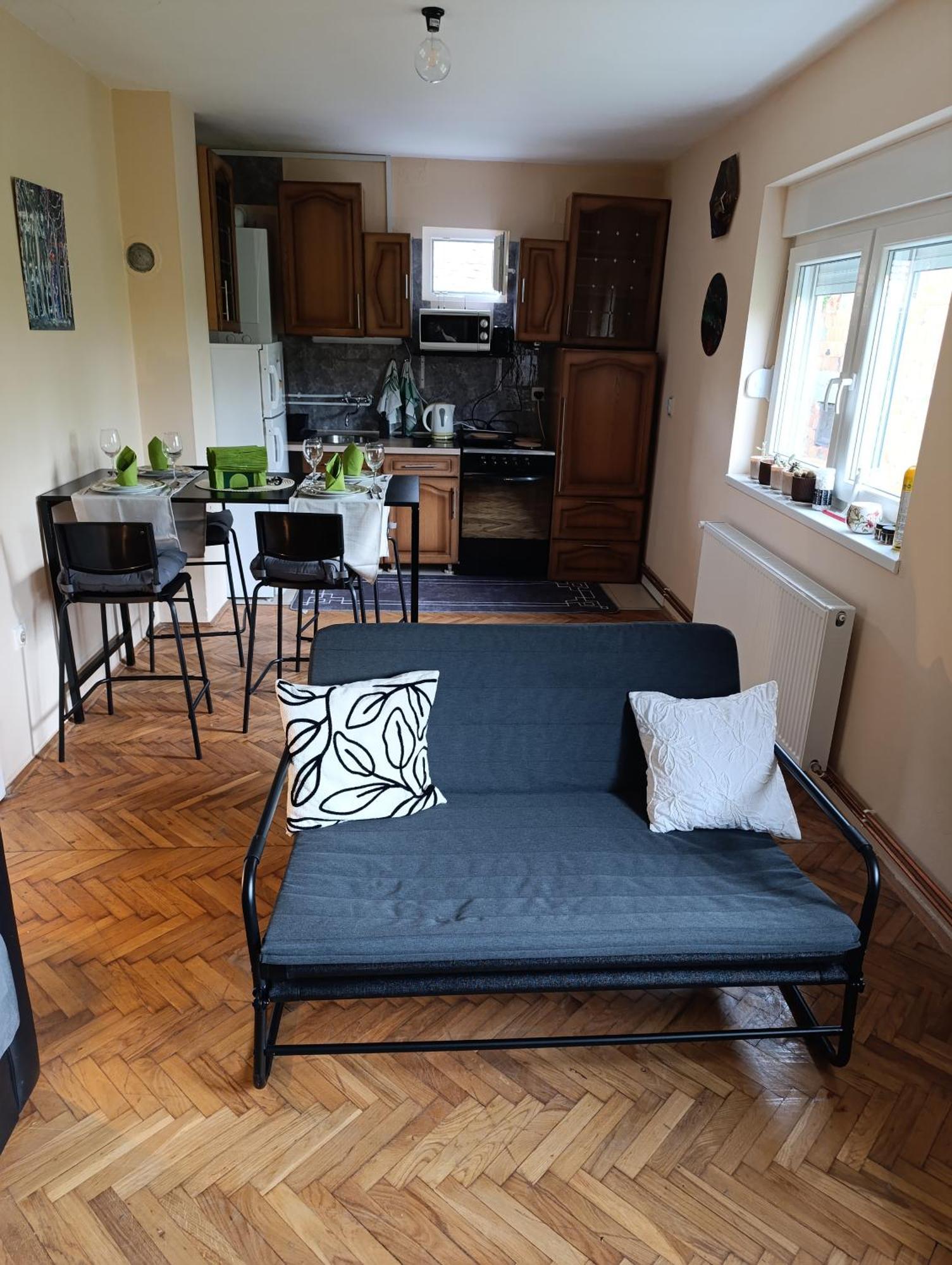 Апартамент Entire House 80m2